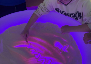 Nauka literek na stoliku podświetlanym