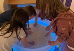 Nauka literek na stoliku podświetlanym