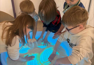 Nauka literek na stoliku podświetlanym