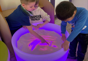 Nauka literek na stoliku podświetlanym