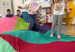 Poranne zajęcia z chustą