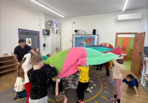 Poranne zajęcia z chustą