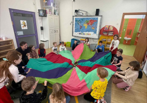 Poranne zajęcia z chustą