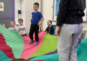 Poranne zajęcia z chustą