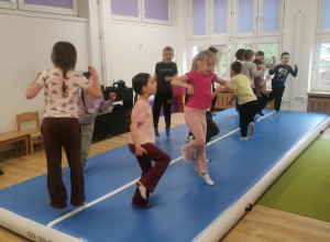 dzieci na zajęciach z gimnastyki