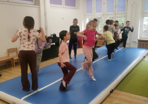 dzieci na zajęciach z gimnastyki
