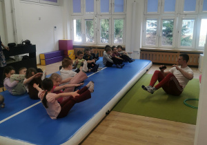dzieci na zajęciach z gimnastyki