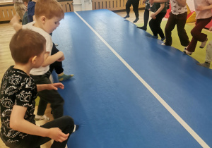 dzieci na zajęciach z gimnastyki