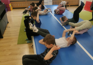 dzieci na zajęciach z gimnastyki