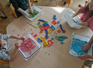 dzieci na zabawach sensorycznych