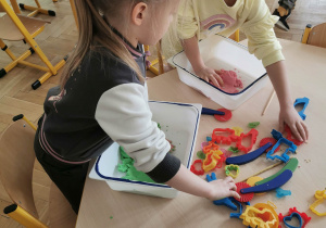 dzieci na zabawach sensorycznych