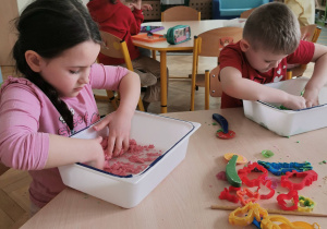 dzieci na zabawach sensorycznych