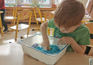 dzieci na zabawach sensorycznych