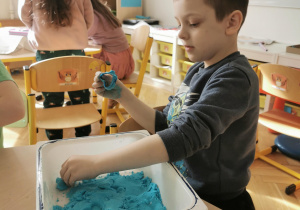 dzieci na zabawach sensorycznych