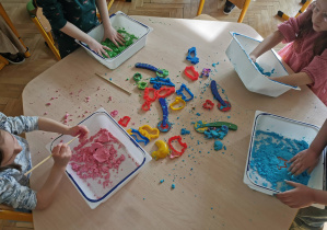 dzieci na zabawach sensorycznych