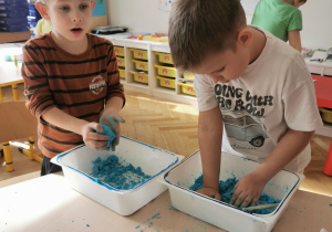 dzieci na zabawach sensorycznych