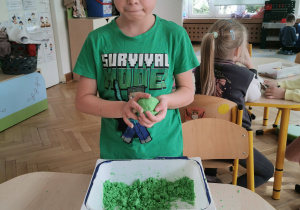 dzieci na zabawach sensorycznych