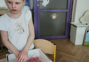 dzieci na zabawach sensorycznych