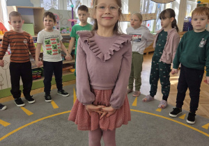 dzieci śpiewają Zosi sto lat