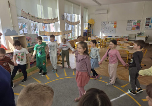 dzieci śpiewają Zosi sto lat