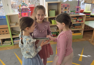 koleżanki dają Zosi prezent od całej grupy