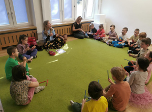 dzieci na zajęciach z muzoli