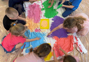 Motyl - zabawa sensoryczno - plastyczna