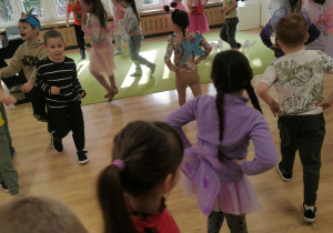 wspólne zabawy z okazji dnia motyla