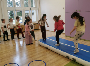 dzieci na zajęciach z gimnastyki
