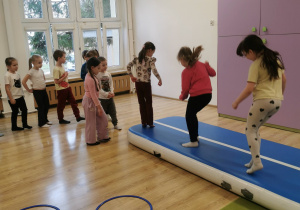 dzieci na zajęciach z gimnastyki