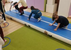 dzieci na zajęciach z gimnastyki