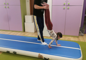 dzieci na zajęciach z gimnastyki