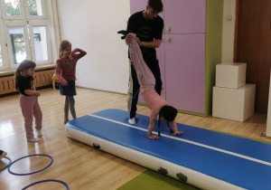 dzieci na zajęciach z gimnastyki