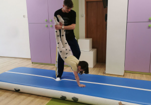 dzieci na zajęciach z gimnastyki