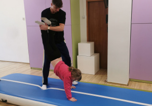 dzieci na zajęciach z gimnastyki