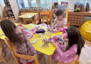 Robimy kukiełki i bawimy się w teatr