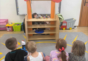 teatrzyk pacynkowy w wykonaniu dzieci