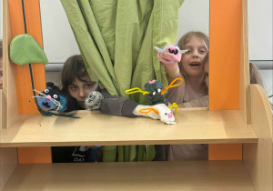 teatrzyk pacynkowy w wykonaniu dzieci