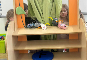 teatrzyk pacynkowy w wykonaniu dzieci