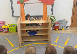 teatrzyk pacynkowy w wykonaniu dzieci