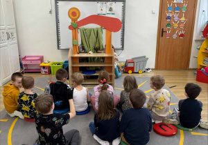 teatrzyk pacynkowy w wykonaniu dzieci