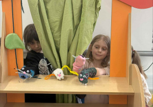 teatrzyk pacynkowy w wykonaniu dzieci