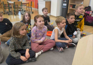 teatrzyk pacynkowy w wykonaniu dzieci