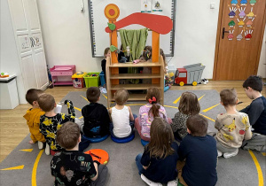 teatrzyk pacynkowy w wykonaniu dzieci