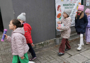 dzieci grają i śpiewają na spacerze wiosennym