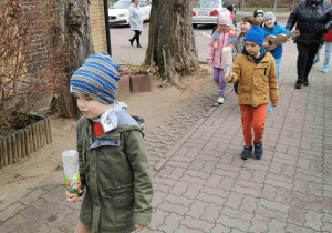 dzieci grają i śpiewają na spacerze wiosennym