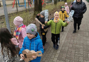 dzieci grają i śpiewają na spacerze wiosennym