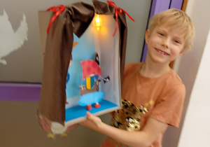 dzieci wykonują teatrzyk