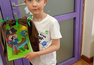 dzieci wykonują teatrzyk