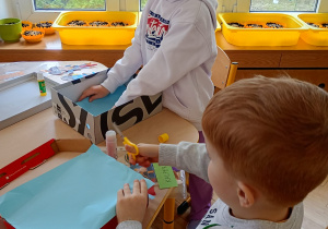 dzieci wykonują teatrzyk